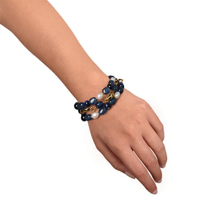 Bracciale a tre fili con pietre blu e perle vere indossato - Clori
