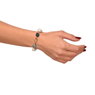 Bracciale con perle e quarzi blu Denia indossato