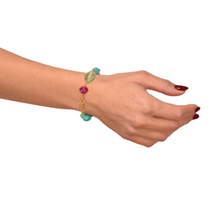 Bracciale da donna con pietre verdi e fucsia Smeralda indossata
