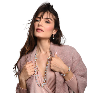 Collana con giada celeste e quarzo fragola indossata- Eris