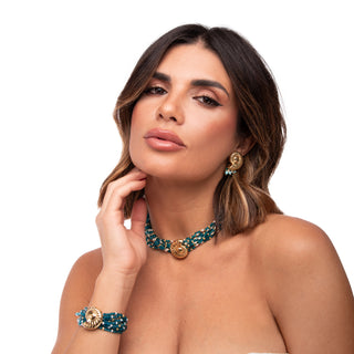 Collana girocollo con ciondolo conchiglia Selene indossata