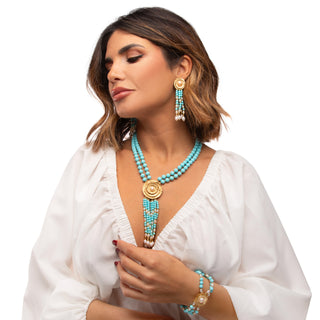 Collana lunga a frangia con perle e turchese Clea indossata
