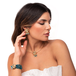 Collana rigida girocollo con conchiglia Selene indossata
