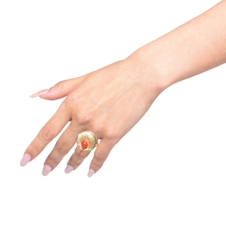 Anello regolabile in argento dorato e corallo rosso - Calandra indossata