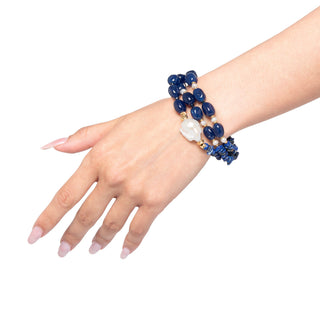 Bracciale a tre fili con lapislazzuli, perla barocca e agata blu - Zafira indossato
