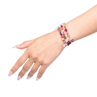 Bracciale a tre fili con quarzo rosa, quarzo fragola e pietre dure - Amira indossato