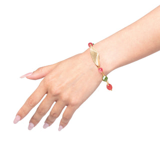 Bracciale con foglia dorata, quarzo fragola e agate colorate - Melia indossato