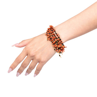 Bracciale con frange in corallo rosso e onice - Nala indossato