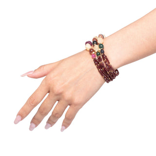 Bracciale con giada, tormalina multicolor e zirconi granato - Nira indossato