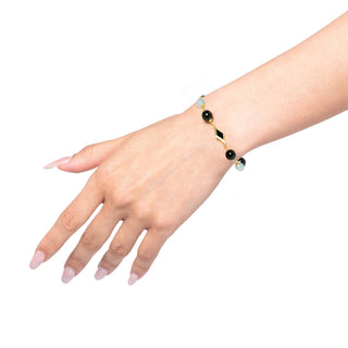 Bracciale con onice nero, acquamarina e madreperla nera - Avina indossato