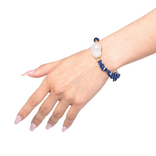 Bracciale con perla barocca, lapislazzuli e agata blu - Zafira indossato