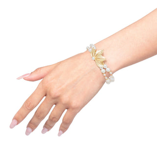 Bracciale con perle d'acqua dolce e fiore in argento dorato - Doria indossato