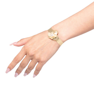 Bracciale in argento dorato con perla d'acqua dolce - Velia indossato