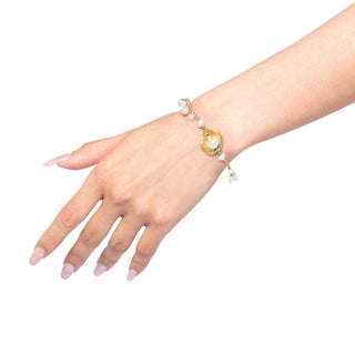 Bracciale in argento dorato con perle d’acqua dolce - Odelia indossato