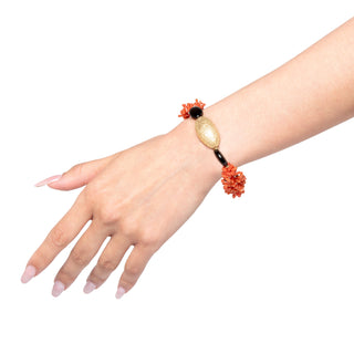Bracciale in corallo rosso e onice con argento satinato - Olivia indossato