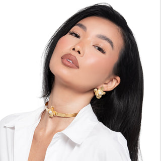 Choker in argento dorato con perla d'acqua dolce - Velia indossata