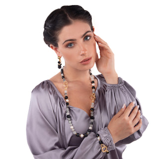 Collana Lunga Onice Perle di Fiume Rutilato Nero - Venere indossata