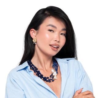 Collana a tre fili con lapislazzuli, agata blu e perle barocche - Zafira indossata