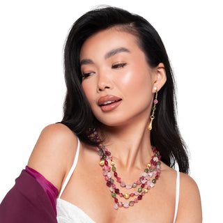 Collana a tre fili con quarzo rosa, quarzo fragola e pietre dure - Amira indossata