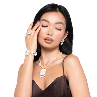 Collana con cammeo a fiore e perle d'acqua dolce - Calia indossata