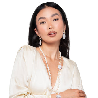 Collana con cammeo artigianale e perle d'acqua dolce - Sibilla indossati