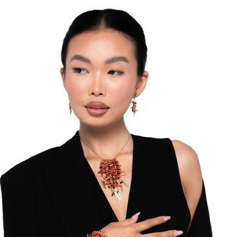 Collana con frange in corallo rosso e onice -  Nala indossata