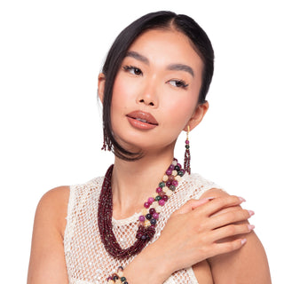 Collana con giada, tormalina multicolor e zirconi granato - Nira indossata