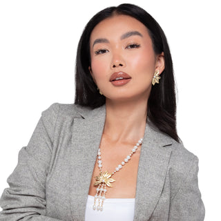 Collana con perle d'acqua dolce e fiore in argento dorato - Doria indossata