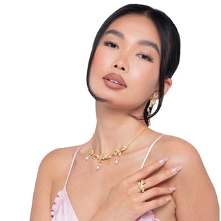 Collana con perle d'acqua dolce, zirconi e foglie in argento dorato - Aria indossata