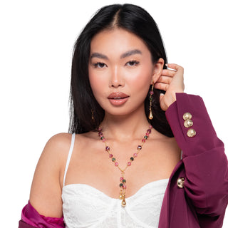 Collana con quarzo fragola e pietre dure pendenti - Amira indossata