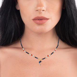 Collana estiva donna con ciondolo - Delfino_indossata