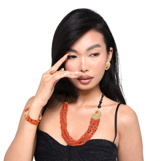 Collana in corallo rosso e onice - Calandra indossata