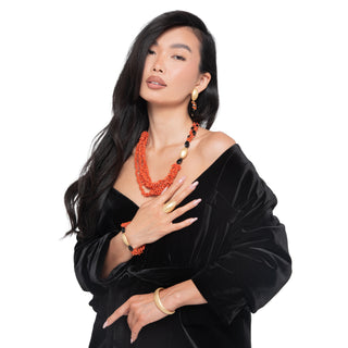 Collana in corallo rosso e onice con argento satinato - Olivia indossata
