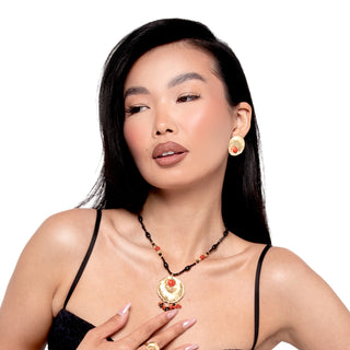 Collana in onice e corallo rosso con pendente artigianale - Calandra indossata