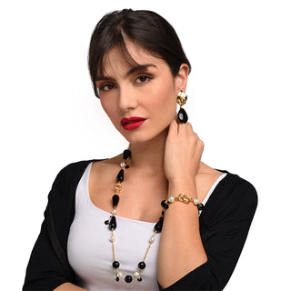 Collana in onice nero e perle naturali indossata - Era