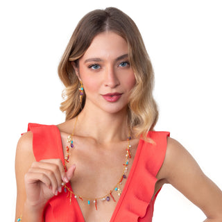 Collana lunga a catena con corallo e pietre Aylen indossata