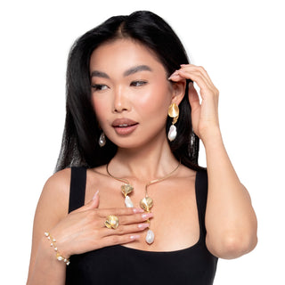 Collana rigida in argento dorato con perle barocche - Odelia indossata