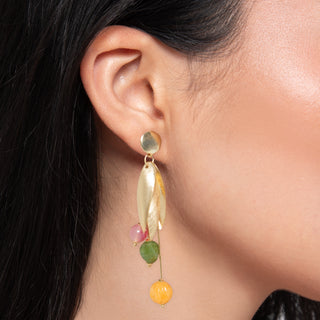 Orecchini a fiore con quarzo fragola e agate colorate - Melia indossati