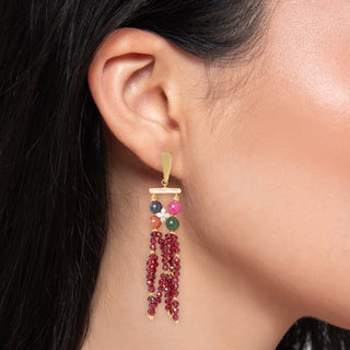 Orecchini pendenti con giada, tormalina multicolor e zirconi granato - Nira indossati